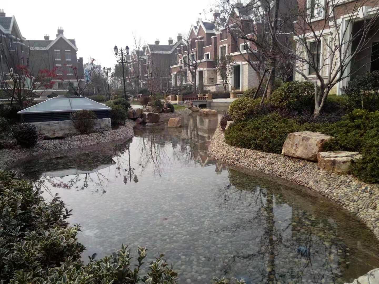 �~(y��)�؃���